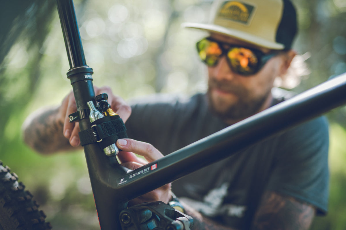 Lezyne Tubeless CO2 Blaster inkl. zwei CO2 Kartuschen Auf und Davon Outdoor Equipment