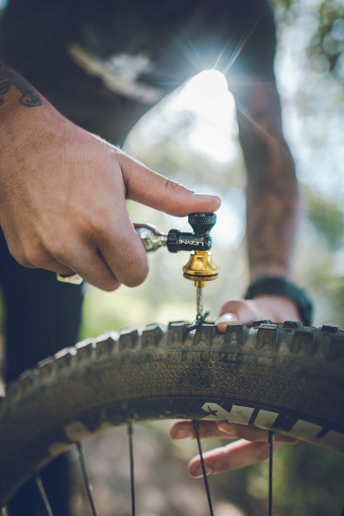 Lezyne Tubeless CO2 Blaster inkl. zwei CO2 Kartuschen Auf und Davon Outdoor Equipment